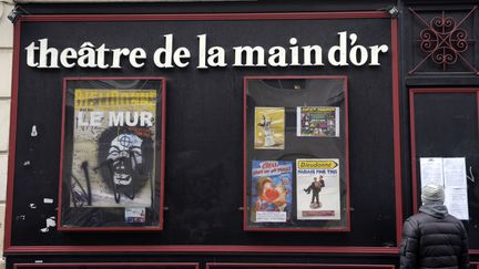 Un passant devant le th&eacute;&acirc;tre de la Main d'Or &agrave; Paris o&ugrave; Dieudonn&eacute; &agrave; l'habitude de se produire, le 11 janvier 2014. (ALAIN JOCARD / AFP)