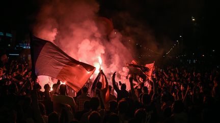 Sur les Champs-Elysées, à Paris, la fête a duré une bonne partie de la nuit.&nbsp; (LUCAS BARIOULET / AFP)