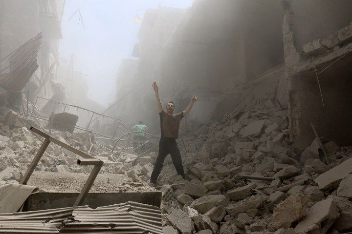 Un homme au milieu des décombres de bâtiments détruits après les bombardements de l'armée syrienne sur le quartier rebelle d'al-Kalasa d'Alep, le 28 avril 2016. (AMEER ALHALBI / AFP)