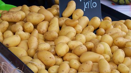 Un étal de pommes de terre (photo d'illustration). (PATRICK LEFEVRE / MAXPPP)