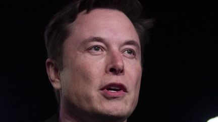 Après avoir développé PayPal, Tesla et la reconquête de l'espace via SpaceX, le multimilliardaire Elon Musk affiche un intérêt pour le réseau social Twitter. Dans quel but ? (franceinfo)