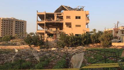 Un immeuble détruit à Jiyeh, près de Barja, au sud du Liban, le 5 novembre 2024. (MAHMOUD ZAYYAT / AFP)