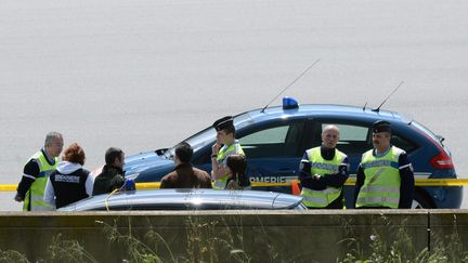 Des gendarmes et policiers autour de l'endroit o&ugrave; a &eacute;t&eacute; tu&eacute; le conducteur d'un go fast, dimanche 27 avril 2014, pr&egrave;s de Lan&ccedil;on-de-Provence (Bouches-du-Rh&ocirc;ne). (BORIS HORVAT / AFP)