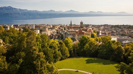 Vue sur Lausanne, la cathédrale, le lac Léman et les montagnes. (GIGLIO PASQUA / SCHWEIZ TOURISMUS)