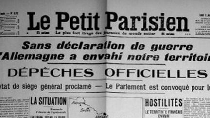 La une du «Petit Parisien» le 3 août 1914, jour où l'Allemagne déclare la guerre à la France. Même si le journal affirme le contraire ! Par ailleurs, il va un peu vite en besogne quand il affirme que le Reich «a envahi notre territoire»: les combats n'ont apparemment pas encore commencé entre Français et Allemands. Même si ces derniers s'apprêtent à entrer en Belgique, officiellement neutre. Ce qui va précipiter l'entrée de la Grande-Bretagne dans le conflit. (AFP - Photo12)