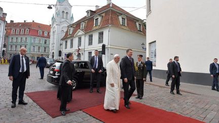 Le pape François et le président letton Raimonds Vejonis, à Riga, capitale de la Lettonie, le 24 septembre. (HANDOUT / VATICAN MEDIA)