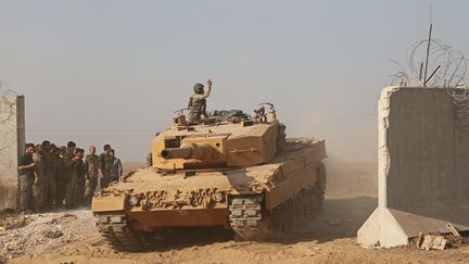 Un soldat turc sur un char,&nbsp;près de la ville frontalière de Ras al-Ain, dans le nord-est de la Syrie, le 27 octobre 2019.&nbsp; (NAZEER AL-KHATIB / AFP)