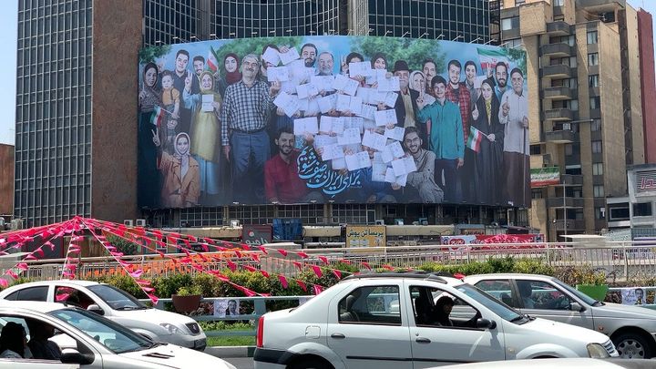 Une affiche à Téhéran en ce jour d’élection présidentielle en Iran.&nbsp; (FABIEN GOSSET / RADIOFRANCE)