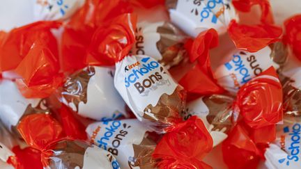 Des Schoko-Bons de la marque Kinder, le 9 avril 2022, à Paris. Ces produits font l'objet d'une procédure de rappel, tout comme les Kinder Surprise notamment. (MAXPPP)