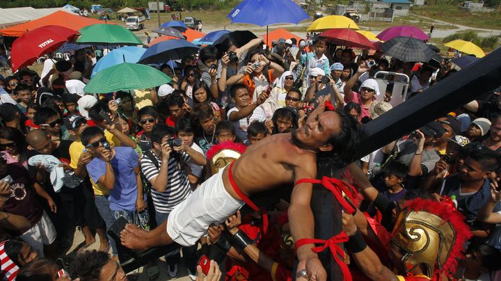 Un Philippin volontairement crucifi&eacute; pour le Vendredi saint, le 6 avril 2012. (ERIK DE CASTRO / REUTERS)