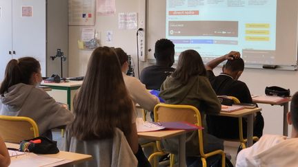 Des élèves de troisième du collège Pablo Picasso à Montesson, dans les Yvelines, en atelier classe médias pour "Le Vrai du Faux Junior" sur franceinfo. (Collège Pablo Picasso - Montesson)