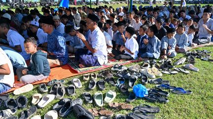 Des villageois se rassemblent pour prier en mémoire des morts du tsunami de 2004 à Peukan Bada, dans la province d'Aceh (Indonésie), le 26 décembre 2024. (CHAIDEER MAHYUDDIN / AFP)