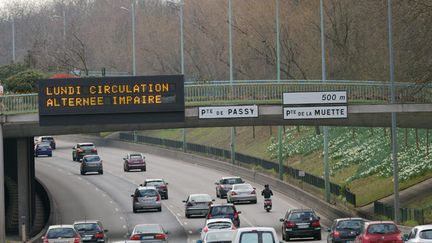 &nbsp; (Panneau visible ce lundi  sur le périphérique parisien interdisant les véhicules aux plaques d'immatriculation paires © Maxppp)