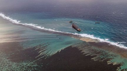 Une marée noire s'écoule du "MV Wakashio", au large de l'île Maurice,&nbsp;le 9 août 2020. (AFP)