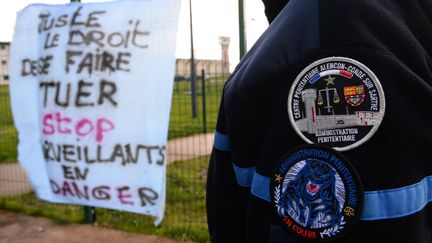 Après l'agression de deux des leurs par un détenu radicalisé et sa compagne à Condé-sur-Sarthe, des gardiens de prison ont accepté de décrire à franceinfo leurs difficiles conditions de travail.