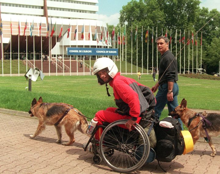 Alain Cocq arrive le 17 juin 1998 au Conseil de l'Europe à Strasbourg (Bas-Rhin) après un périple de 2 000 kilomètres accompagné de ses deux chiennes depuis Dijon (Côte-d'Or). (DAMIEN MEYER / AFP)