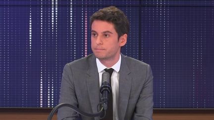 Gabriel Attal,&nbsp;porte-parole du gouvernement, était l'invité du "8h30 franceinfo", vendredi 5 mars 2021. (FRANCEINFO / RADIOFRANCE)