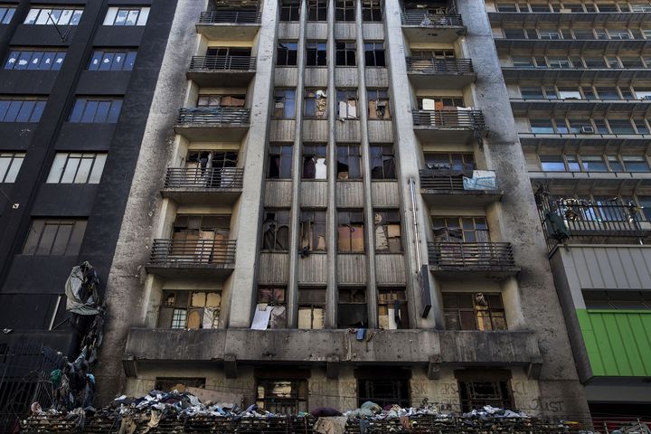 La façade d’un immeuble désaffecté, rempli d’immondices, où vivent des migrants africains sans eau courante ni électricité. Plusieurs incendies se sont déjà déclarés dans ce bâtiment du centre-ville de Johannesburg (Afrique du Sud).&nbsp; (JONATHAN TORGOVNIK / THE VERBATIM AGENCY)