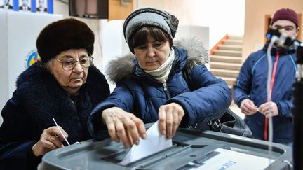 Des habitantes votent pour les élections du 24 février 2019, à Chisinau, la capitale. (DANIEL MIHAILESCU / AFP)