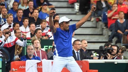 L'entraîneur de l'équipe de France de tennis, Yannick Noah, lors de&nbsp;la victoire des Bleus en demi-finale de Coupe Davis&nbsp;face à l'Espagne à Villeneuve-d'Asq (Nord), le 15 septembre 2018. (DENIS CHARLET / AFP)