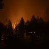 L'incendie Dixie Fire&nbsp;illumine le ciel pendant la nuit à Taylorsville, en Californie (Etats-Unis), le 11 août 2021. (NEAL WATERS / ANADOLU AGENCY / AFP)