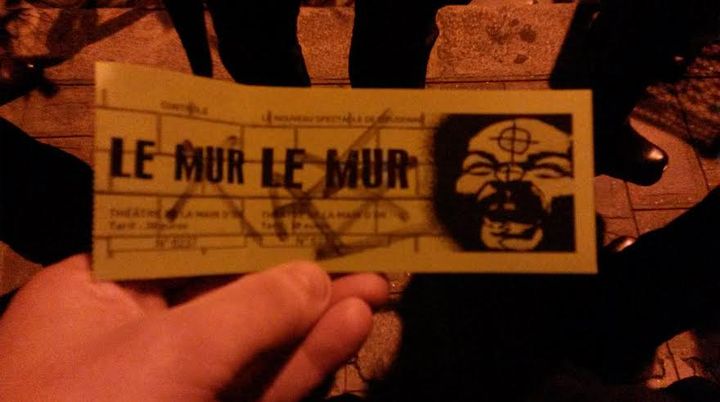 Le nom du nouveau spectacle de Dieudonn&eacute; "Asu Zoa" a &eacute;t&eacute; &eacute;crit au marqueur sur un ticket du spectacle initialement pr&eacute;vu, "Le Mur", lundi 13 janvier 2014, &agrave; Paris. (FABIEN MAGNENOU / FRANCETV INFO)