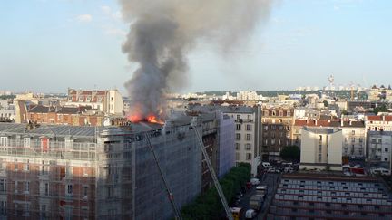 Un incendie ravage un immeuble, le 7 juin 2014, &agrave; Aubervilliers (Seine-Saint-Denis). (JOEL ESTIENNE / AFP)