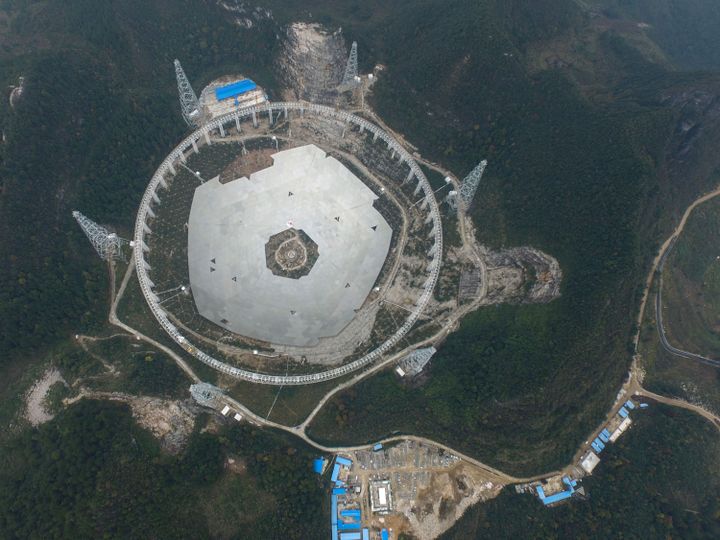 Le télescope Fast, dans la province de Guizhou, en Chine, le 16 décembre 2015. (OU DONGQU / XINHUA / AFP)