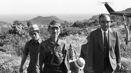 Cette image du vrai soldat de l'armée impériale japonaise, Hiroo Onoda, (au centre) a été prise le 11 mars 1974 quand on l'a retrouvé. Onoda est resté trois décennies caché dans la jungle, sur l'Ile de Lubang aux Philippines, parce qu'il croyait que la Seconde Guerre mondiale n'était pas terminée. Il est mort à Tokyo, à 91 ans, le 17 janvier 2014. (JIJI PRESS / JIJI PRESS / AFP)