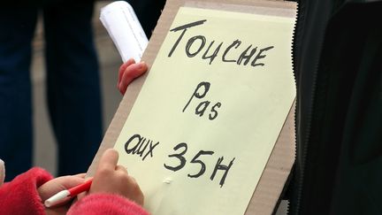 Pancarte pour le maintien des 35 heures, à Nantes (Loire-Atlantique). (JACQUES LOIC / PHOTONONSTOP)