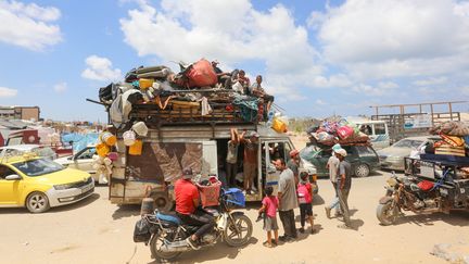 De familles palestiniennes quittent la ville de Khan Younès, dans le sud de la bande de Gaza, le 11 août 2024. (ASHRAF AMRA / ANADOLU / AFP)