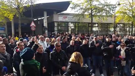 Manifestation de plusieurs centaines de policiers, le 3 novembre 2016 devant l'IGPN à Paris, en soutien à un de leur collègue convoqué. (YANN THOMPSON / FRANCETV INFO)