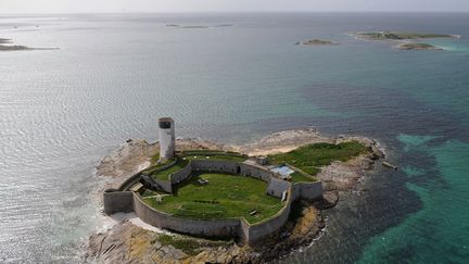 Le Fort Cigogne a été construit&nbsp;sur une petite île&nbsp;de Fouesnant (Finistère), au XVIIIe siècle, afin de contrer les arrivées des corsaires anglais et hollandais. Les travaux de rénovation (maçonnerie, toiture, modernisation,...) doivent rendre le lieu autonome en énergie. Le montant total de la restauration est estimé à 3 millions d'euros. Le lieu accueille l'école de voile des Glénans, la plus importante d'Europe. (MARCEL MOCHET / AFP)