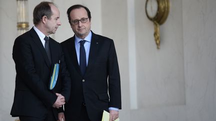 François Hollande s'entretient avec le ministre de la Justice Jean-Jacques Urvoas, le 3 février 2016, à l'Elysée, à Paris. (STEPHANE DE SAKUTIN / AFP)