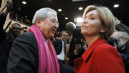 Le pr&eacute;sident de la r&eacute;gion Ile-de-France, Jean-Paul Huchon (PS), et sa rivale UMP,&nbsp;Val&eacute;rie P&eacute;cresse, le 26 mars 2010 &agrave; Paris. (PATRICK KOVARIK / AFP)