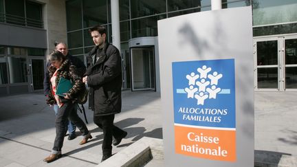 Des personnes quittent le si&egrave;ge parisien de la Caisse nationale des allocations familiales (Cnaf), le 27 mars 2007. (JACK GUEZ / AFP)