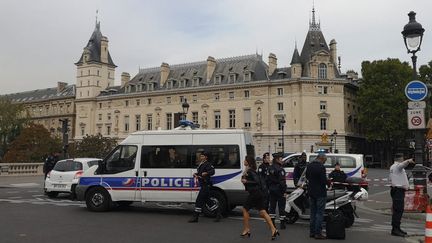 Les abords de la préfecture de police de Paris bouclés par les forces de l'ordre, le 3 octobre 2019. (AURORE JARNOUX / FRANCE-BLEU NATIONAL)