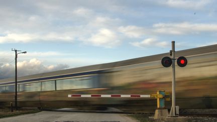 Une automobiliste a filmé le passage d'un train à un passage à niveau ouvert à Chabrières (Alpes-de-Haute-Provence), le 4 janvier 2018. (EYEEM / GETY IMAGES)