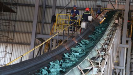 Cobalt brut dans une usine de Lubumbashi en République démocratique du Congo. La RDC fournit plus de 70% de la production mondiale de cobalt, la production est exportée en Chine pour y être raffinée. Photo prise à Lubumbashi le 16 février 2018. (SAMIR TOUNSI / AFP)