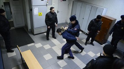 Un homme suspecté de complicité avec le terroriste du métro de Saint-Petersbourg, le 7 avril 2017. (OLGA MALTSEVA / AFP)