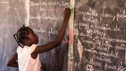 Nabyla, déplacée de 13 ans, a repris l'école mais plus de 300 000 enfants restent déscolarisés au Burkina Faso. (Unicef / Vincent Tremeau)