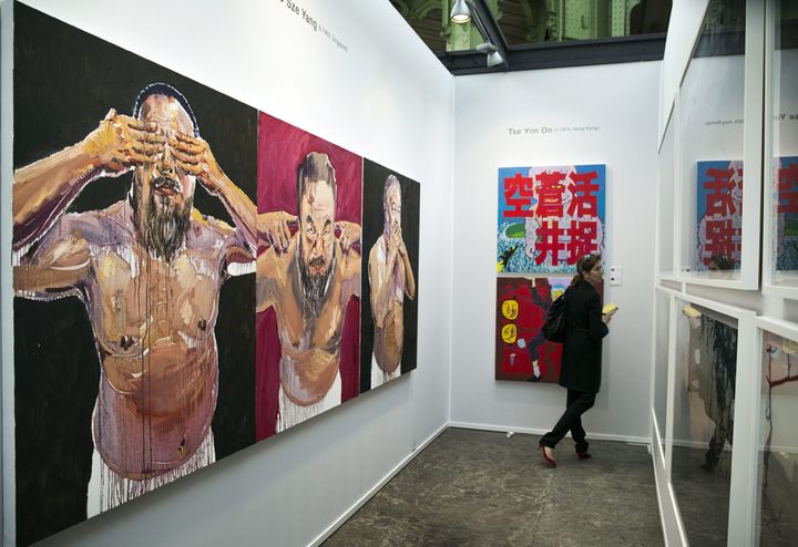 Tableaux de deux peintres de Singapour, Boo Sze Yang avec "The Artist 1, 2, 3" sur le mur de gauche, et, en face, Tse Yim On avec "Capture Aoi Sora" et "Survival Game", exposés lors de la présentation officielle d'Art Paris Art Fair le 25 janvier 2015
 (Étienne Laurent / Epa / MaxPPP)