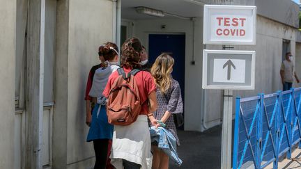 Des&nbsp;personnes se rendent dans un&nbsp;laboratoire pour réaliser un test de dépistage Covid-19 au centre hospitalier de Valence (Drôme). (NICOLAS GUYONNET / HANS LUCAS / AFP)