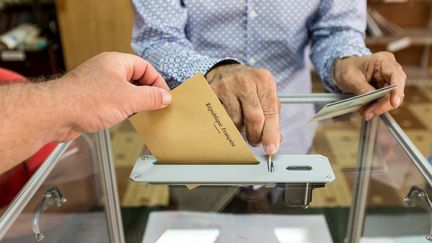 Dans un bureau de vote de Remire-Montjoly, en Guyane, le 22 avril 2017. (JODY AMIET / AFP)