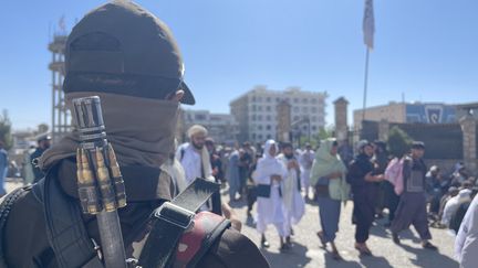 Un soldat observe la foule dans les rues de Kaboul, Afghanistan, le 21 avril 2023. (MURTEZA KHALIQI / ANADOLU AGENCY / AFP)