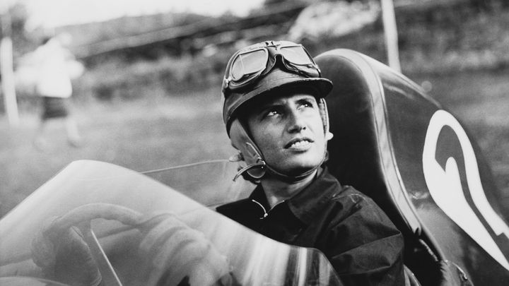 La pilote italienne Maria Teresa de Filippis, au volant d'une Maserati, en 1958.&nbsp; (POPPERFOTO / GETTY IMAGES)