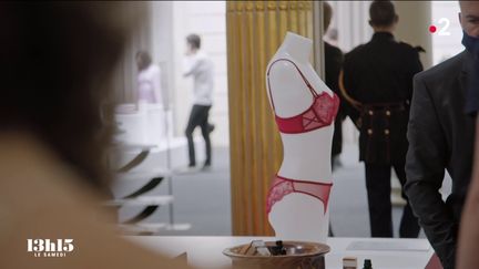 VIDEO. Quand la petite marque de lingerie Indiscrète "made in France" explique à l'Elysée comment se fabrique un soutien-gorge en temps réel