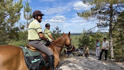 Deux cavaliers de l'ONF patrouillent contre le feu la plupart des week-ends pour sensibiliser les promeneurs, près de la Canche-aux-Merciers, dans la forêt de Fontainebleau. (WILLIAM DE LESSEUX / RADIO FRANCE)