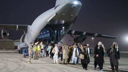 Kaboul : les évacuations continuent dans la peur après les attentats à l'aéroport