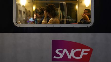 Des voyageurs dans un train à la gare de Lyon à Paris, le 20 décembre 2019. Illustration. (MARTIN BUREAU / AFP)